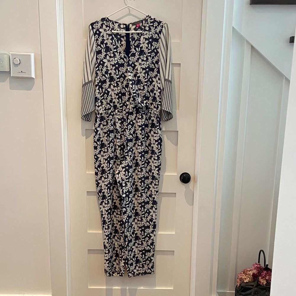 Vince Camuto Navy and white Floral Long Sleeve romper​​
